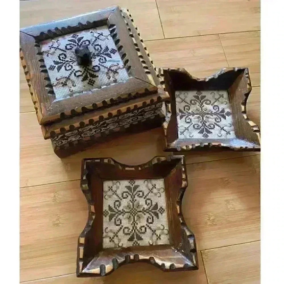 𝅺- CENTERBOX‎ &2 Ashtrays Wooden and Hand Embroidered - - Picture 1 of 7